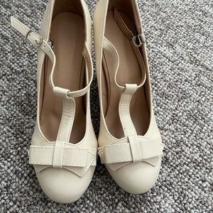 Beige pump
